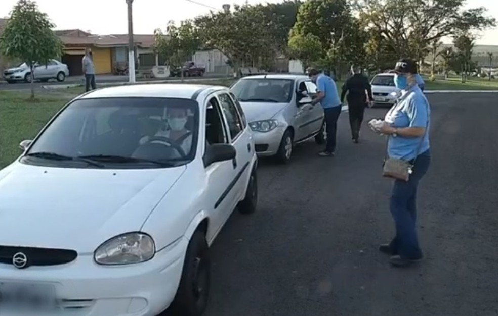Prefeitura Agudos promoveu uma barreira para conter orientar pessoas sobre as preven&ccedil;&otilde;es ao coronav&iacute;rus &mdash; Foto: TV TEM/Reprodu&ccedil;&atilde;o