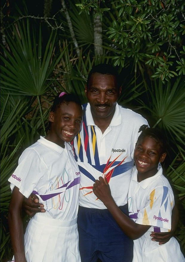 1992:  Serena Williams stands with her sister Venus Williams and father Richard Williams at a tennis camp in Florida. Mandatory Credit: Ken Levine  /Allsport (Foto: Getty Images)