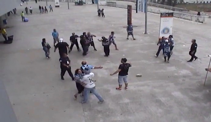 Vídeo mostra briga e agressão a mulher em jogo do Grêmio contra Galo