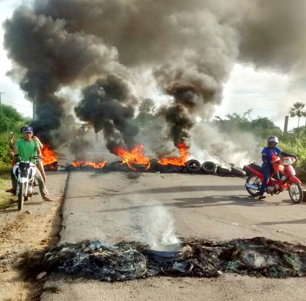 Na RN-118, em Ipanguaçu, manifestantes queimaram pneus para impedir a passagem de motoristas  (Foto: Marcone Fonseca)