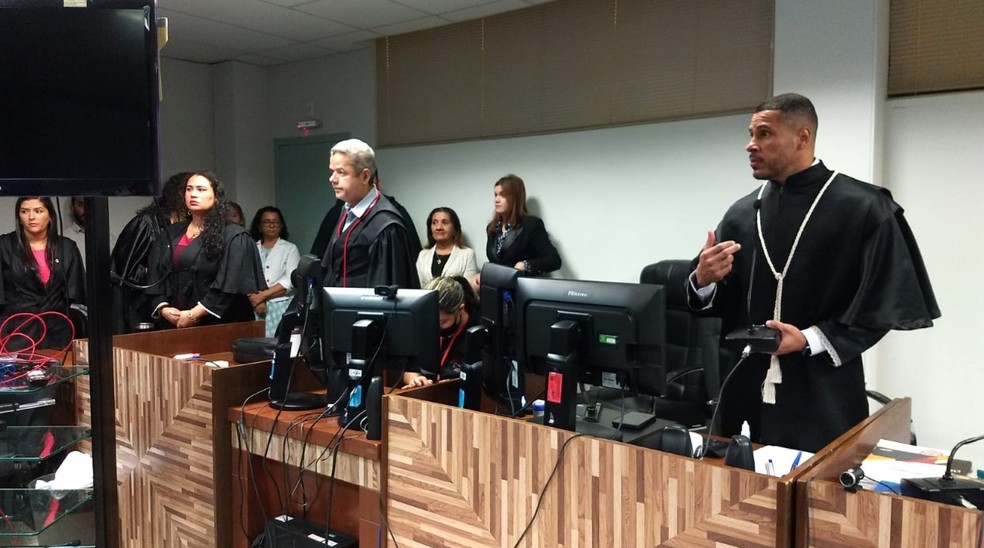Momento em que o o juiz de direito Alesson Braz lê o resultado do júri — Foto: Aline Nascimento/g1