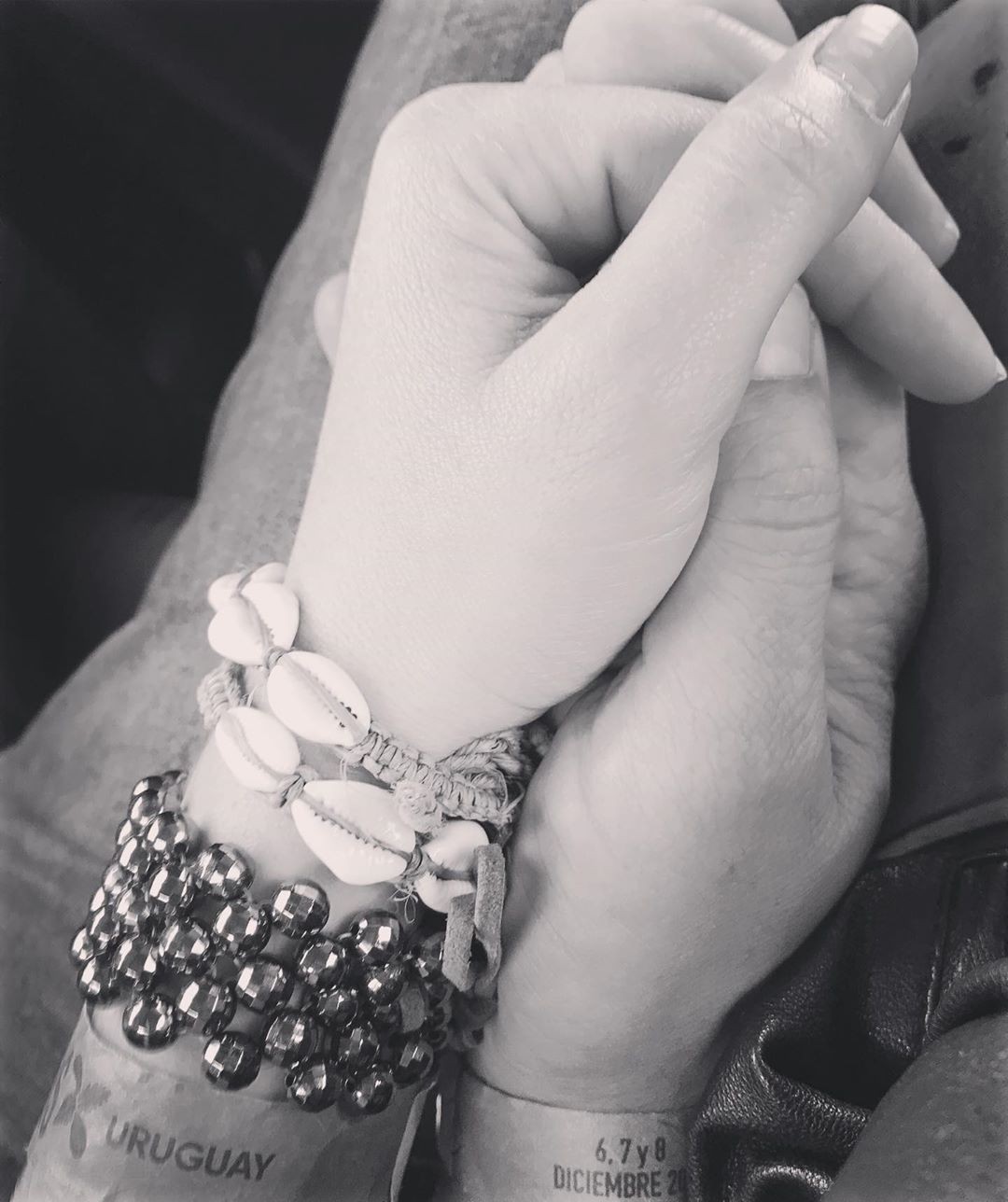 Bianca Bin e Sergio Guizé de mãos dadas (Foto: Reprodução/Instagram)