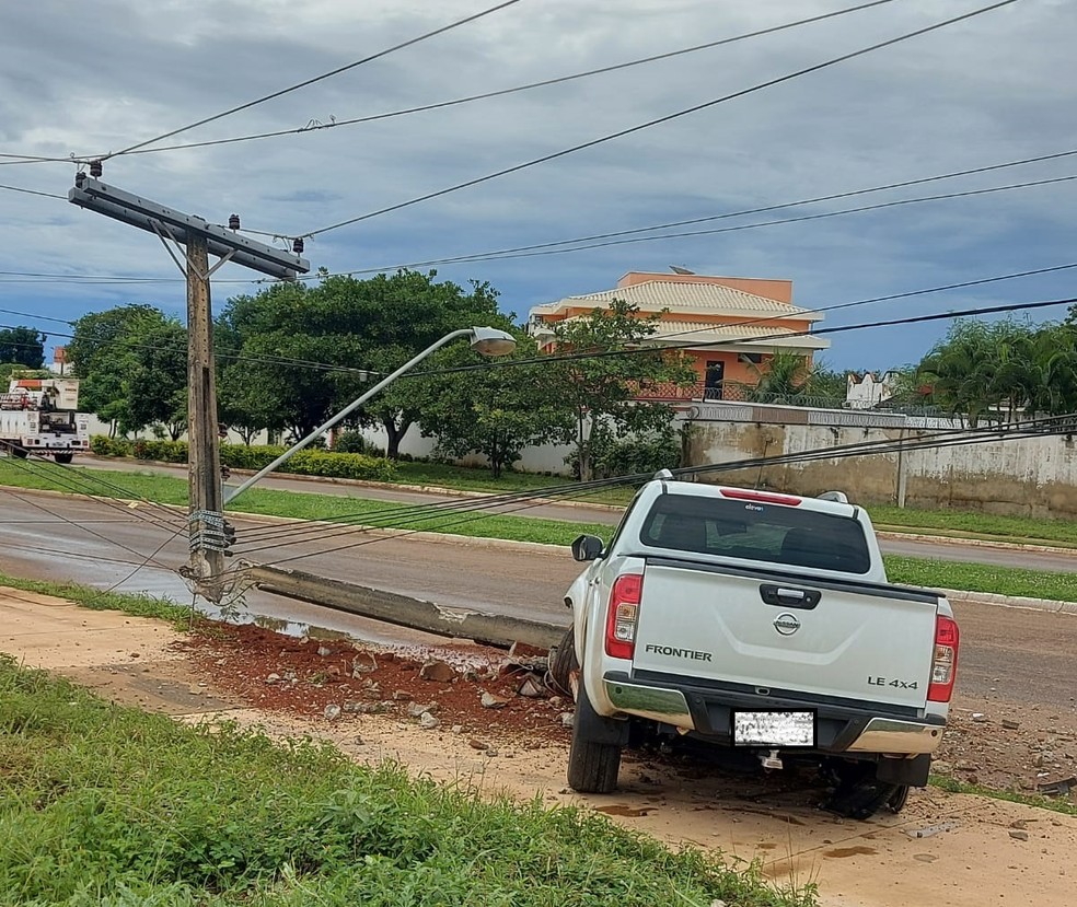 Poste derrubado por caminhonete em Palmas — Foto: Energisa/Divulgação