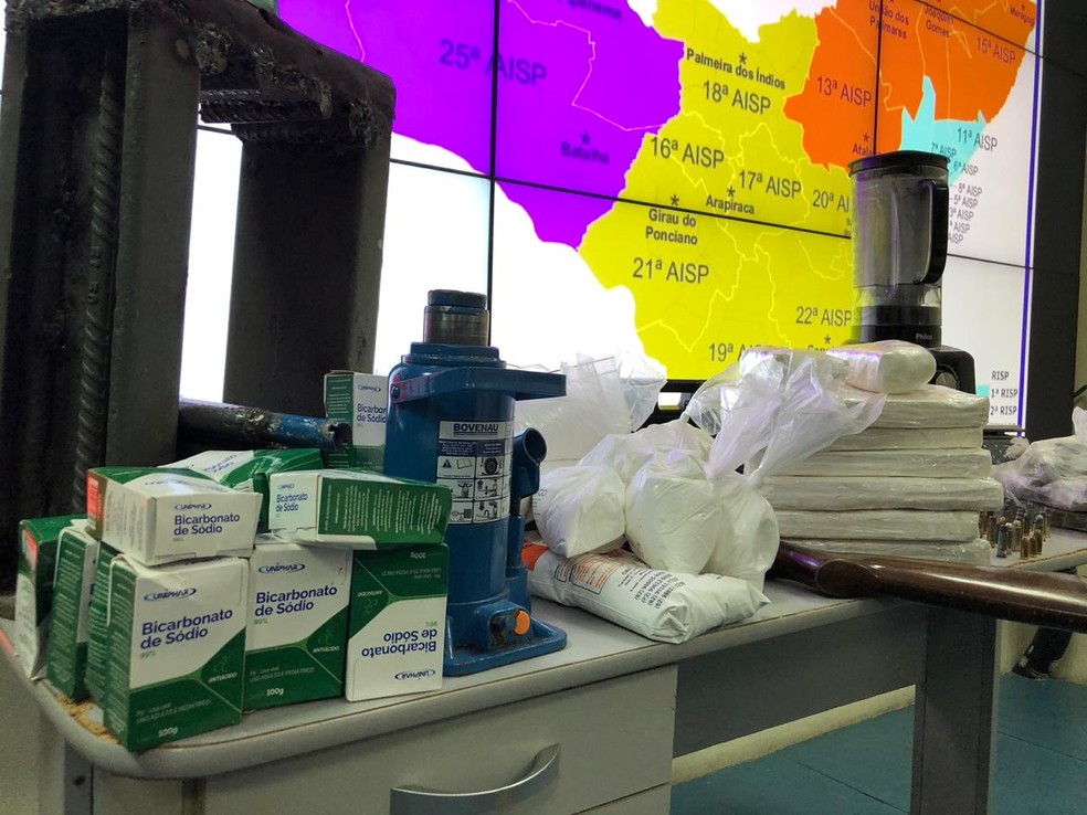 Material apreendido em laboratório clandestino para refino de cocaína em  Rio Largo, Alagoas — Foto: Waldson Costa/G1