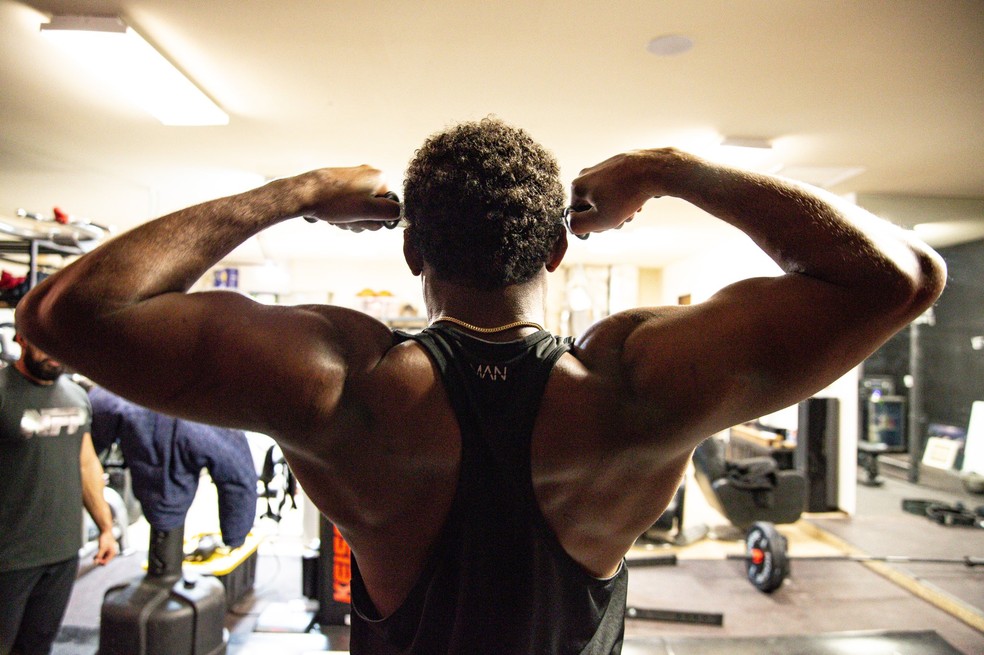 Jon Jones postou fotos da sua mudança corporal para subir para o peso-pesado do UFC — Foto: Reprodução / Twitter