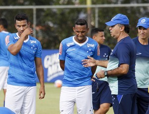 Sem 15 jogadores, Marcelo quebra a cabeça para montar time para estreia