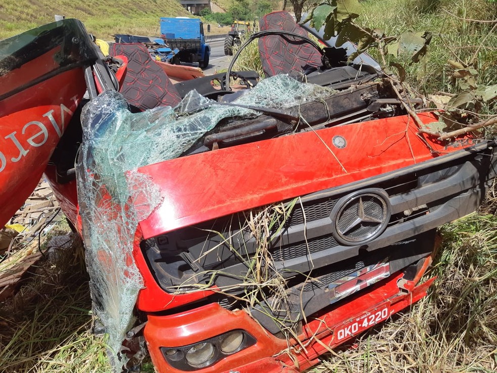 Caminhão envolvido no acidente na BR-101 em Teotônio Vilela ficou com a cabine destuída — Foto: Ascom/PRF