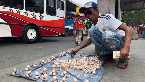 BBC O dólar hoje é parte importante da economia da Venezuela, inclusive no mercado informal das ruas (Foto: BBC)