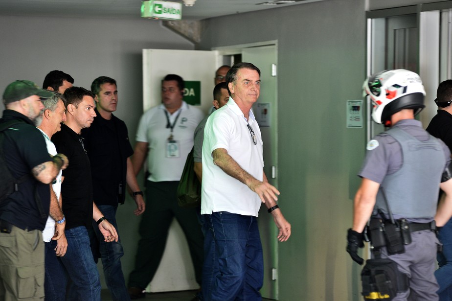 Bolsonaro chega à arena do Palmeiras para ver jogo da taça; opositores protestam com cartazes