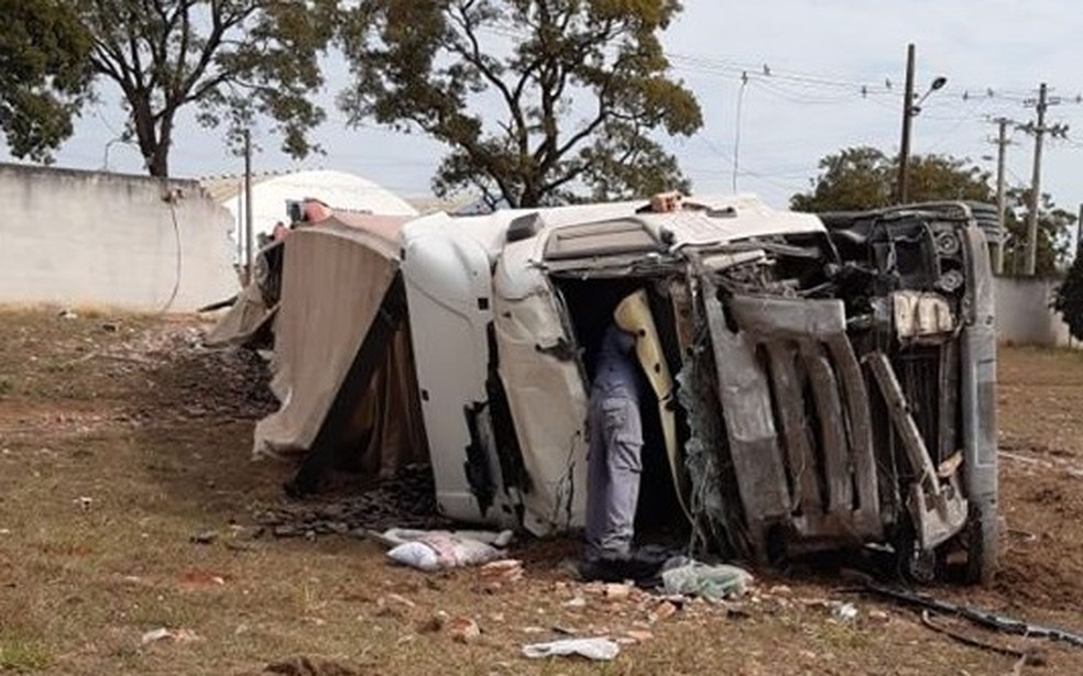Carreta tomba em SP-330 em Porto Ferreira (SP) e deixa motorista com ferimentos leves &mdash; Foto: Arquivo Pessoal