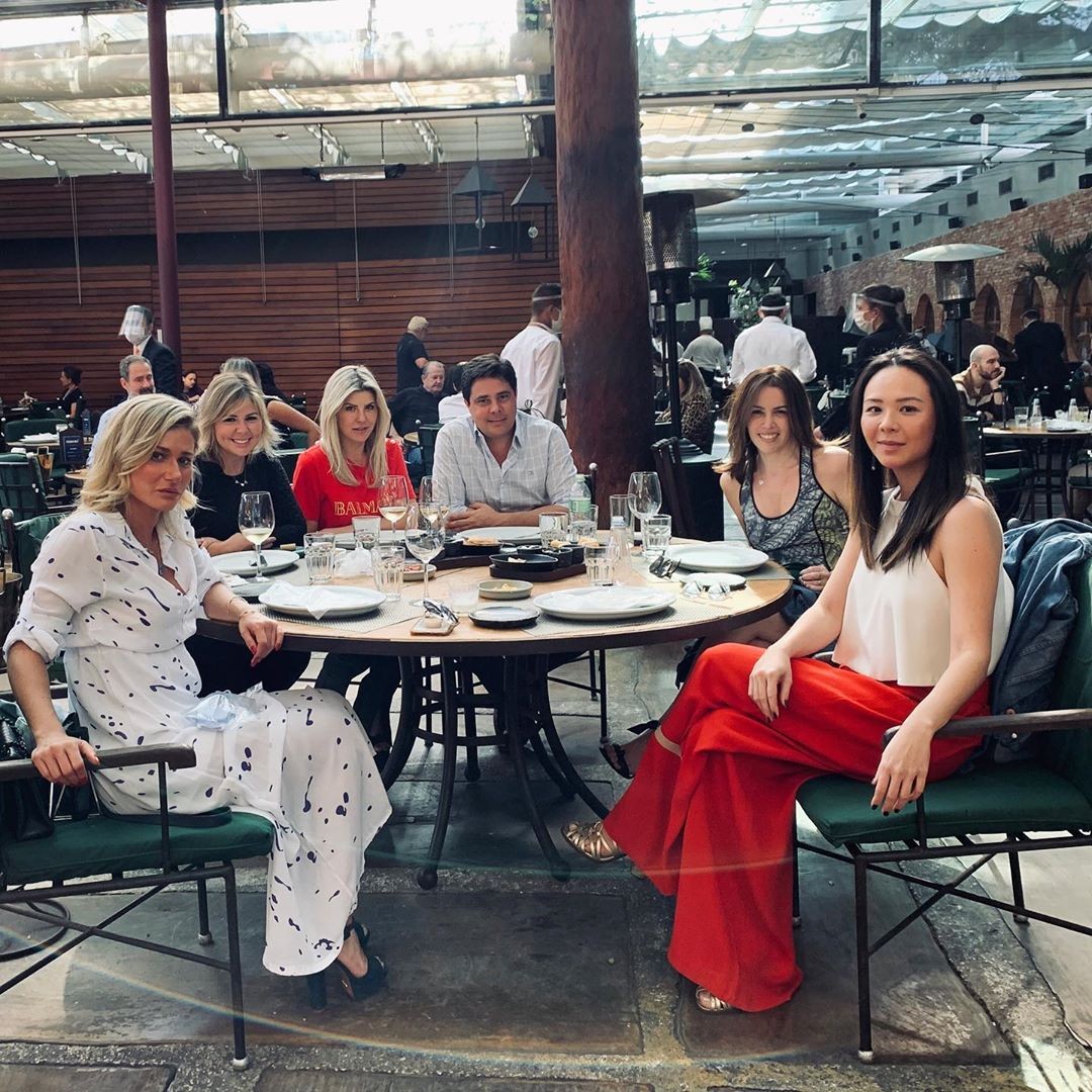 Íris Stefanell almoçando com amigos (Foto: Reprodução/Instagram)