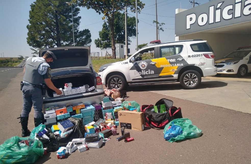 Mercadorias estrangeiras sem nota fiscal foram apreendidas em Presidente Venceslau — Foto: Polícia Militar Rodoviária