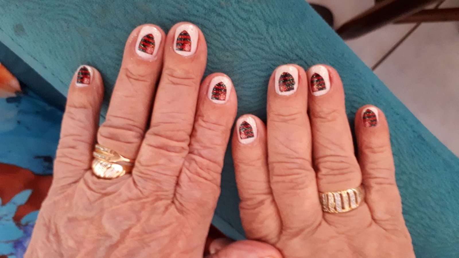 Idosa de 95 anos demonstra amor pelo Flamengo atÃ© na decoraÃÂ§Ã£o das unhas (Foto: Dulce Ferreira/ arquivo pessoal)