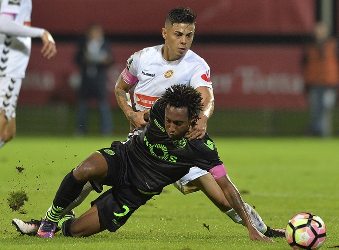 Gelson Martins briga pela bola no jogo do Sporting contra o Nacional (Foto: AFP)