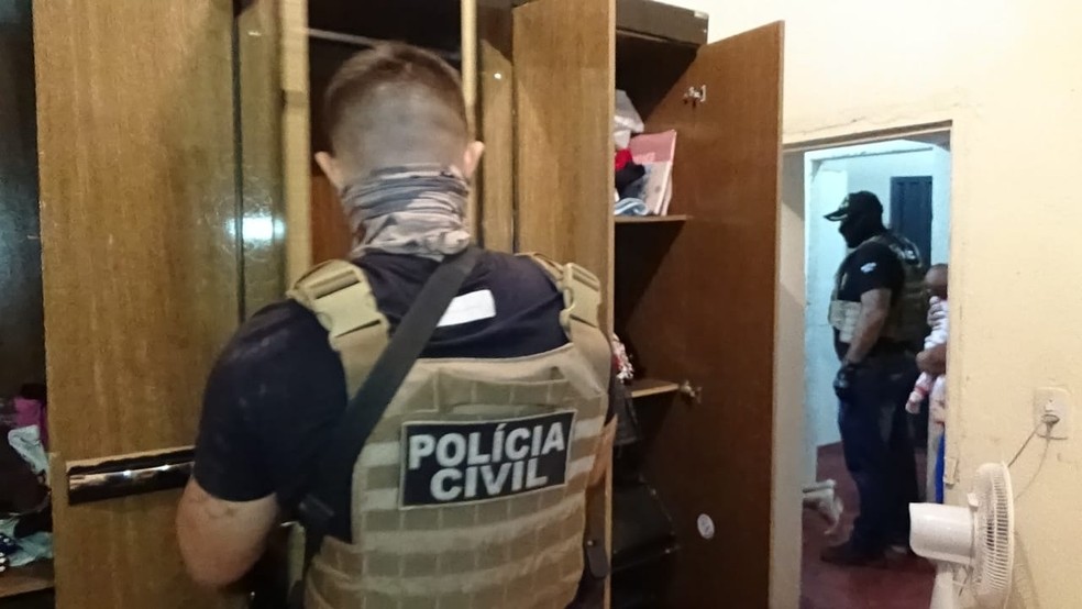 Policiais fazendo buscas em casa de suspeitos — Foto: Dennis Tavares/SSP/Divulgação