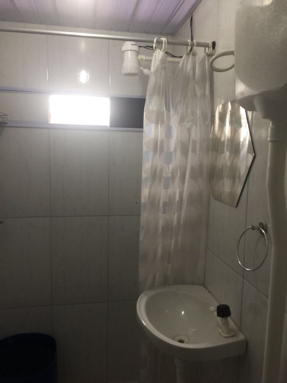 Banheiro do quarto reservado para visitas íntimas de presos da cadeia de Benfica. (Foto: Divulgação)