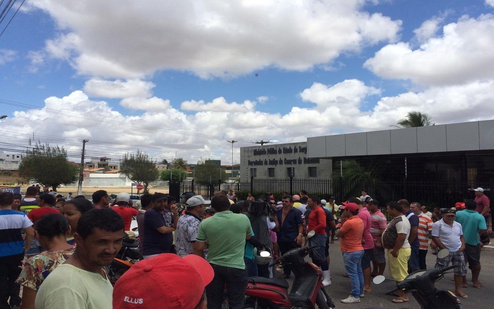 Marchantes protestam contra fechamento de matadouro em Itabaiana — Foto: Rafael Carvalho/TV Sergipe