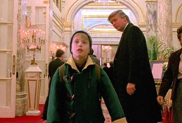 Macaulay Culkin com Donald Trump em cena do segundo Esqueceram de Mim (Foto: Reprodução)