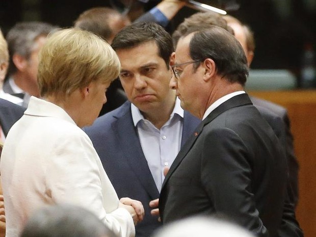 Premiê grego Alexis Tsipras conversa com a chanceler alemã Angela Merkel e o presidente francês Francois Hollande  (Foto: EFE)