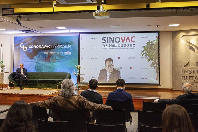 Sinovac diz desenvolver versão da vacina CoronaVac adaptada à variante ômicron