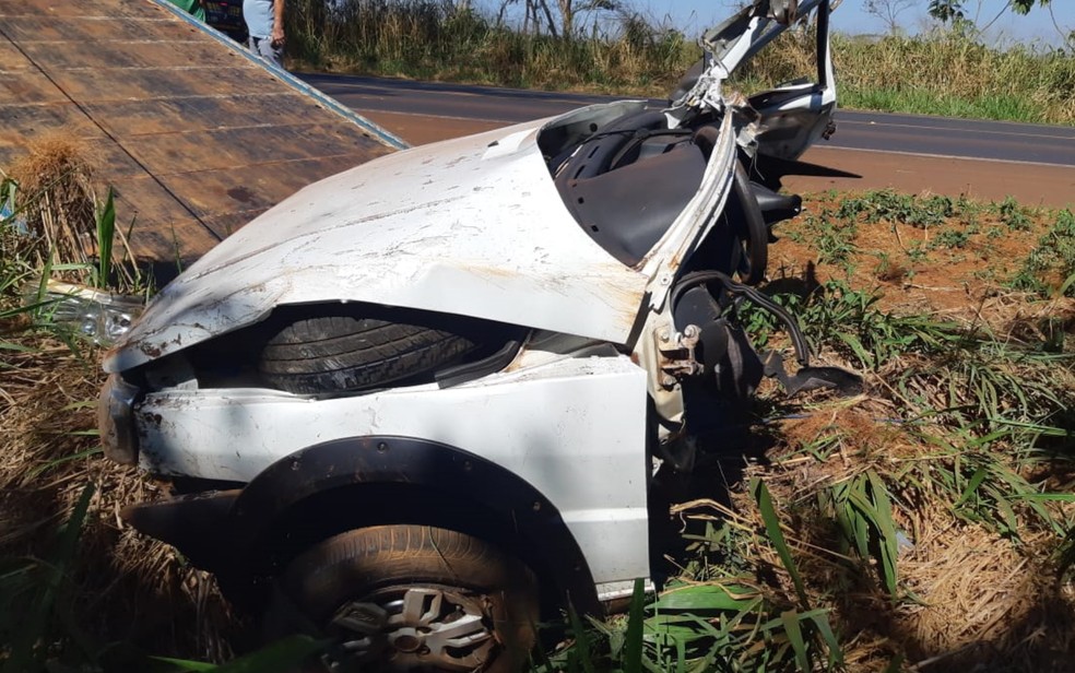 Impacto da batida partiu carro ao meio em Itumbiara, Goiás — Foto: PRF/Divulgação
