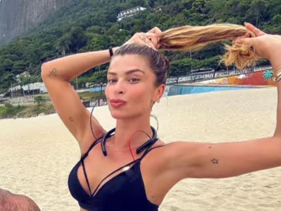 Grazi Massafera se exercita em praia do Rio de Janeiro