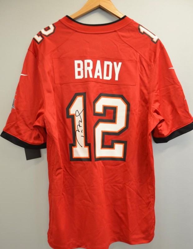 Tom Brady doa camisa autografada para leilão beneficente (Foto: Reprodução/Instagram)
