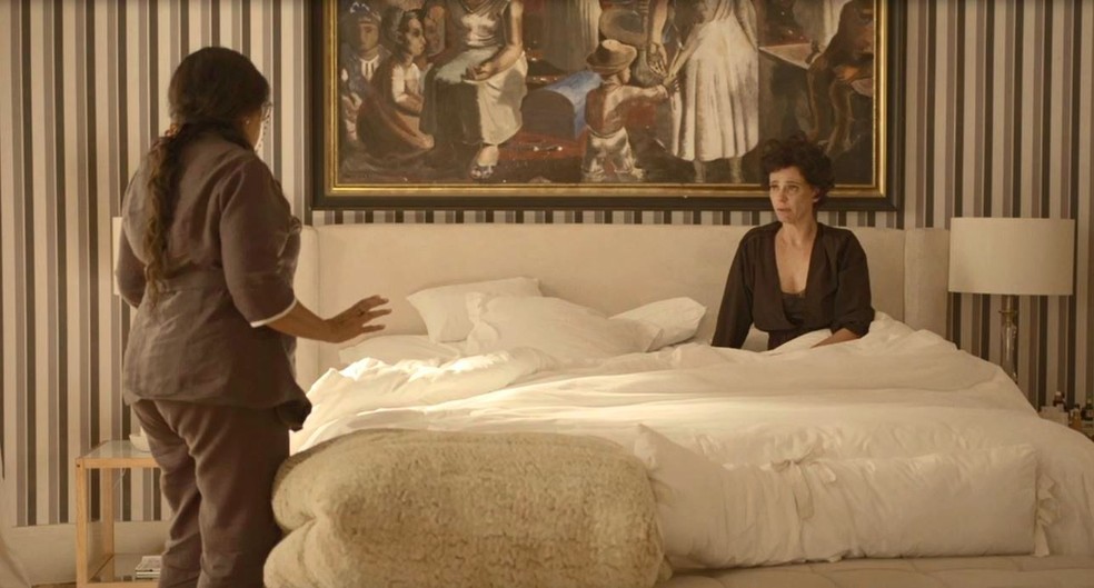Lídia (Malu Galli) fica chocada com a sinceridade de Lurdes (Regina Casé) em 'Amor de Mãe' — Foto: Globo
