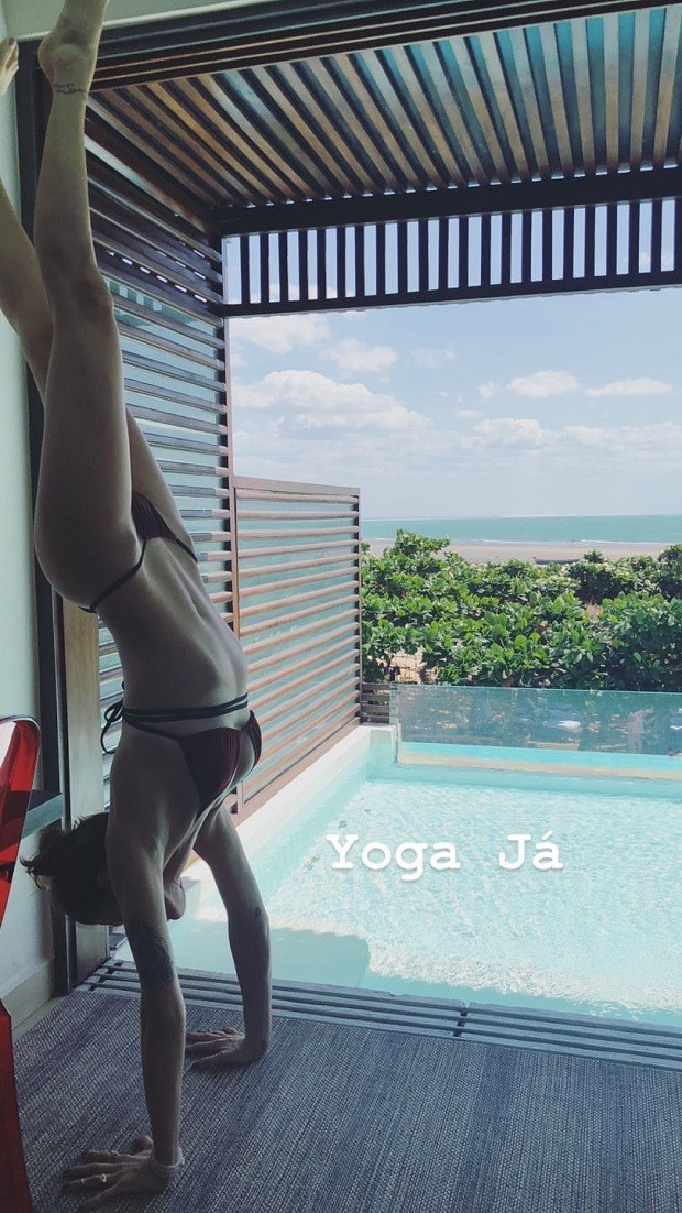 Toda a elasticidade de Isabeli Fontana (Foto: Reprodução/ Instagram)