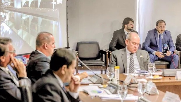 Leonardo Rodrigues de Jesus (à esquerda de Carlos Bolsonaro) participa de reunião com Jair Bolsonaro (Foto: Reprodução/Instagram)