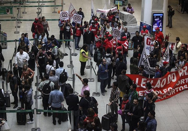 Manifestantes protestam no aeroporto Santos Dumont, RJ (Foto: Antonio Lacerda/EFE)