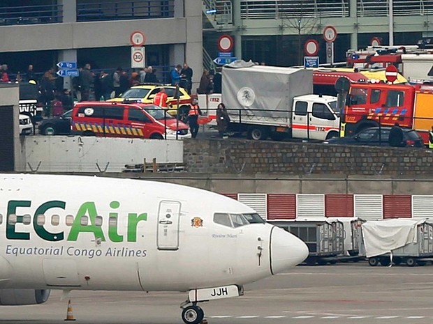 Veículos de serviços de emergência no aeroporto de Zaventem (Foto: Francois Lenoir / Reuters)