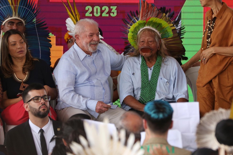 O presidente Lula visita o Acampamento Terra Livre em Brasília (DF), dedicado aos povos indígenas, nesta sexta-feira (28), acompanhado de Janja, do Cacique Raoni, de Joenia Wapichana, da Ministra Marina Silva e outros. — Foto: FáTIMA MEIRA/FUTURA PRESS/FUTURA PRESS/ESTADÃO CONTEÚDO