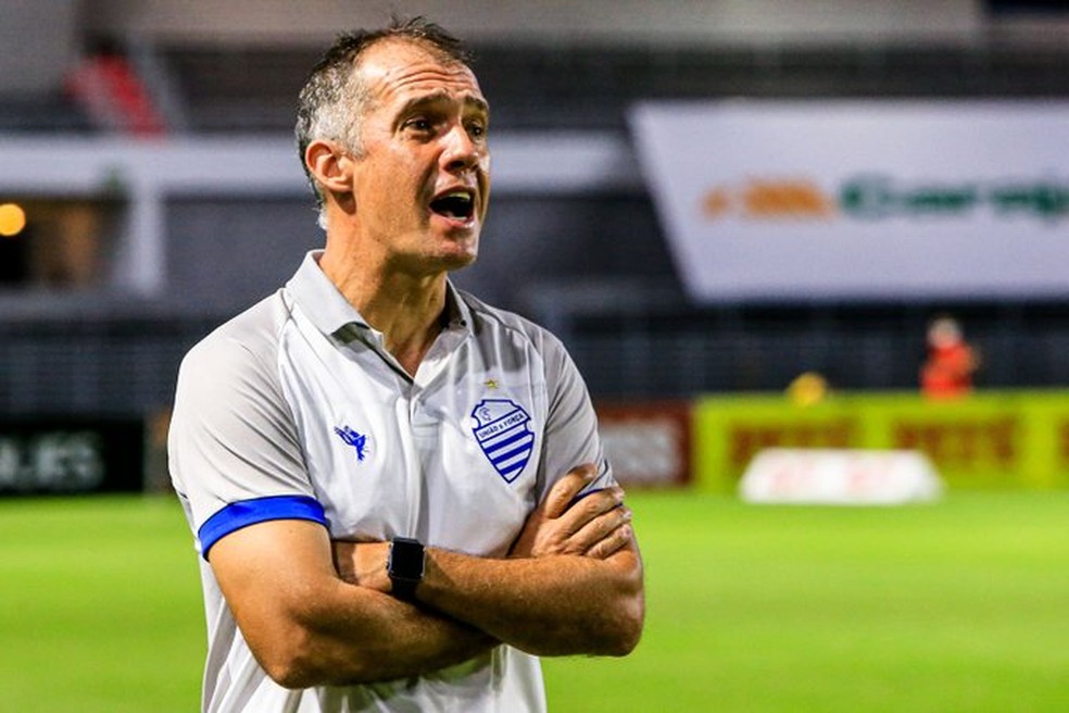 Eduardo Baptista, técnico do CSA, ainda busca formação ideal do time — Foto: Ailton Cruz/Gazeta de Alagoas