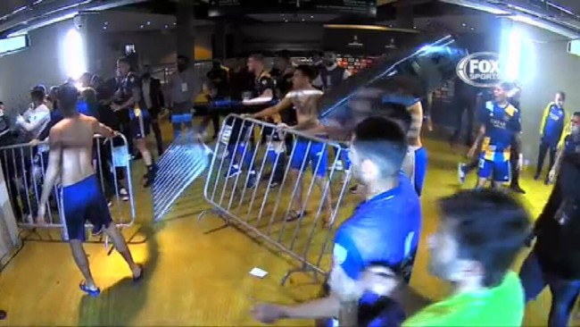VÍDEO: Delegação do Boca Juniors vai para delegacia após briga generalizada em MG