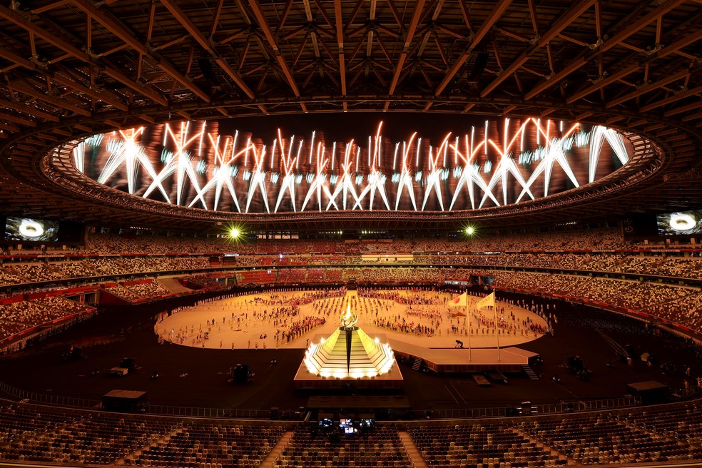 Visão geral do Estádio Olímpico com fogos de articício no momento do acendimento da Pira Olímpica — Foto: Cameron Spencer/Getty Images