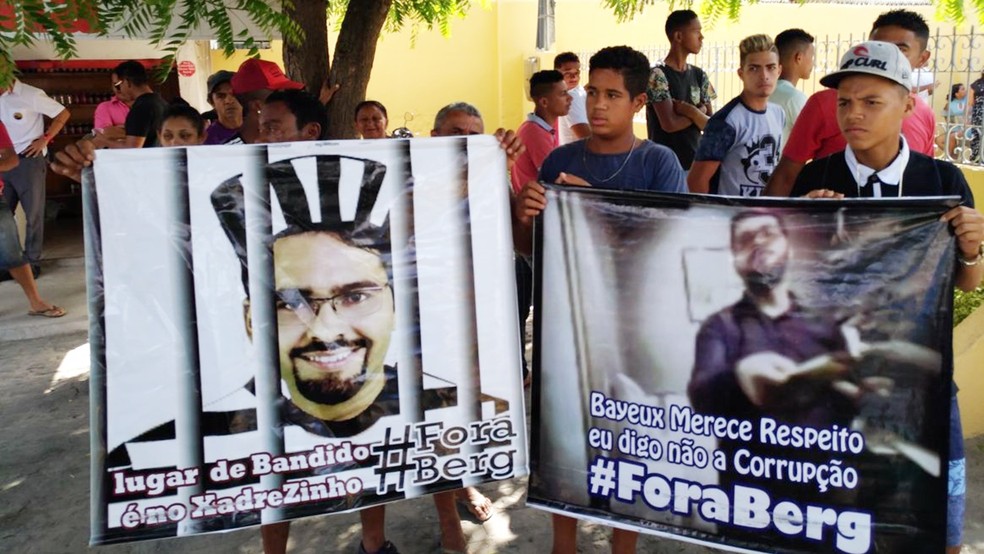 Correligionários contra Berg Lima levaram faixas pedindo o retorno do prefeito afastado para prisão (Foto: Hebert Araújo/TV Cabo Branco)