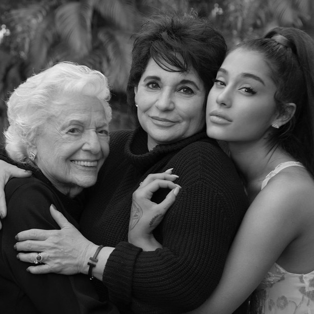 Ariana Grande com a mãe e a avó (Foto: Reprodução Instagram-Vogue Magazine)