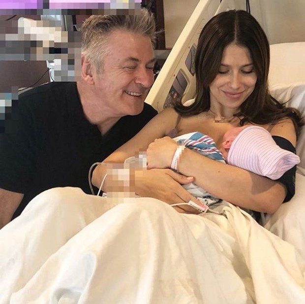 Hilaria Thomas e Alec Badwin com o filho recém-nascido (Foto: Reprodução/Instagram)