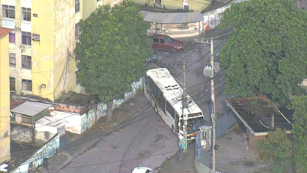 Ônibus é usado por criminosos para impedir a entrada da Polícia Militar na Cidade Alta — Foto: Reprodução/ TV Globo