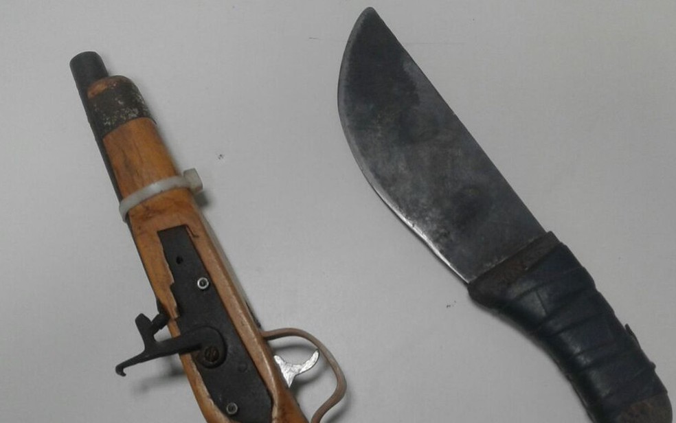 Armas encontradas com a dupla  (Foto: Divulga&ccedil;&atilde;o/ 9&ordm; BPM-SE)