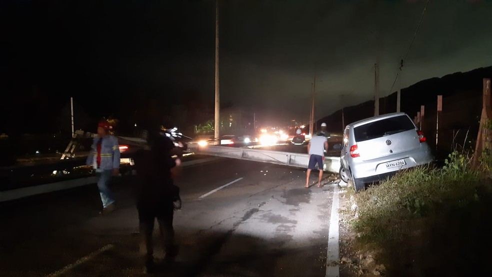 Carro derruba poste e Via Costeira fica às escuras — Foto: Sérgio Henrique Santos/Inter TV Cabugi