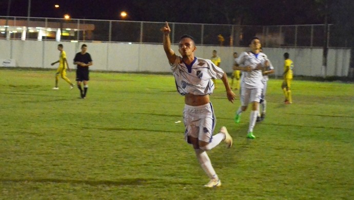 Neném dedica o último gol da vitória à torcida (Foto: Ivonisio Júnior)