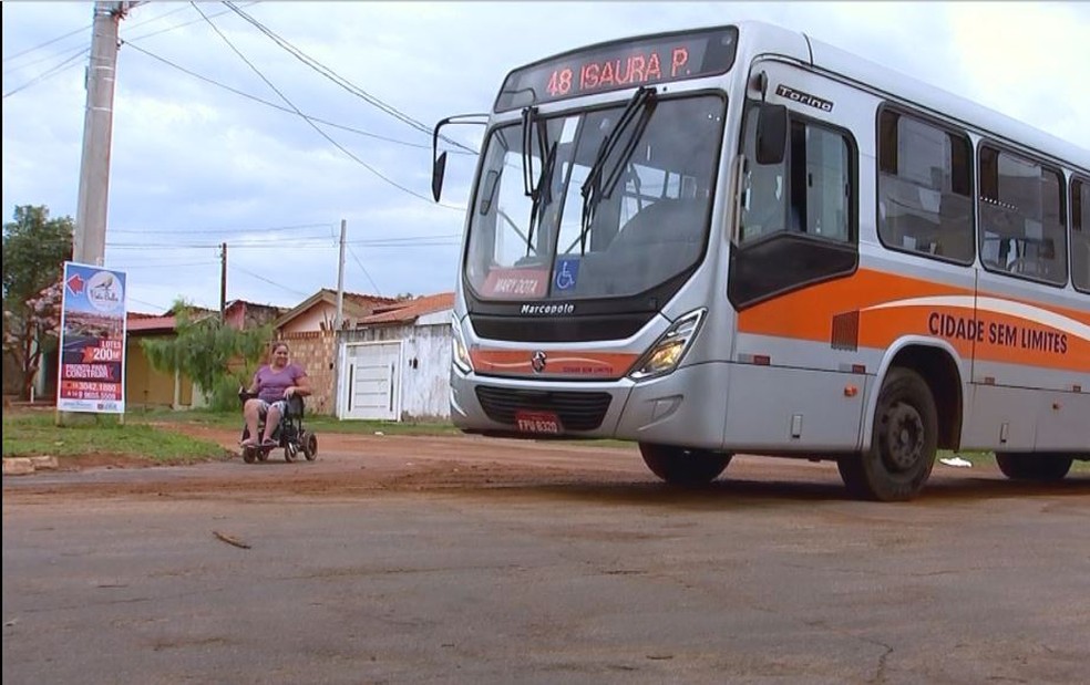 Gilmara Severino reclama por ter "disputar" espaÃ§o nas ruas com Ã´nibus e carros: "Rampas nÃ£o chegam Ã  periferia" â Foto: TV TEM/ReproduÃ§Ã£o