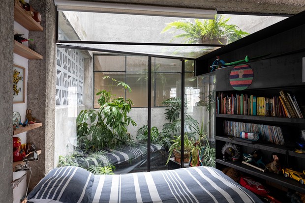 Apartamento no Equador tem ambientes totalmente integrados e piscina na sala (Foto: JAG studio / Divulgação)