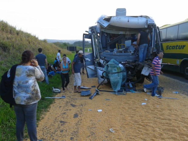 Motorista de ônibus escolar bate em carreta e fica gravemente