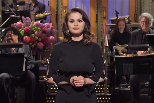 Selena Gomez durante monólogo no Saturday Night Live (Foto: Reprodução/Twitter)