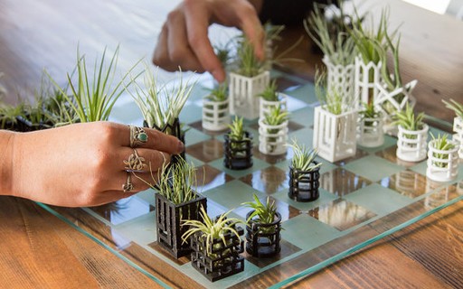 Esse jogo de xadrez vivo usa peças impressas em 3D e plantas suspensas -  Casa e Jardim