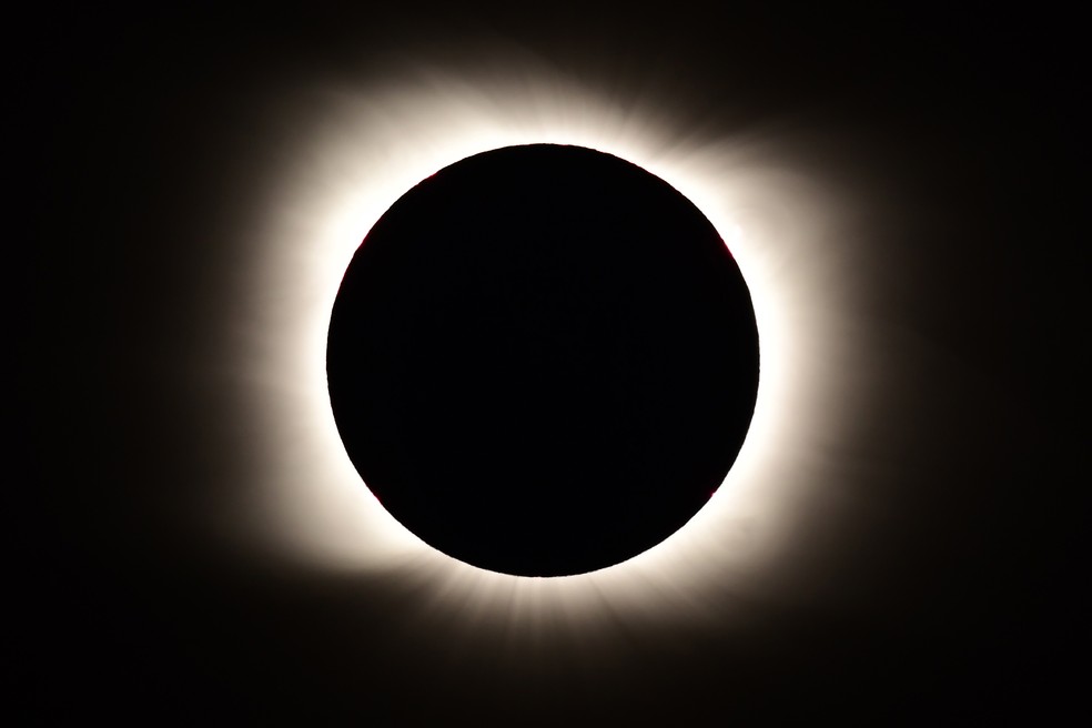 Foto mostra Sol totalmente encoberto pela Lua durante eclipse solar total nesta segunda-feira (14). — Foto: Ronaldo Schemidt/AFP