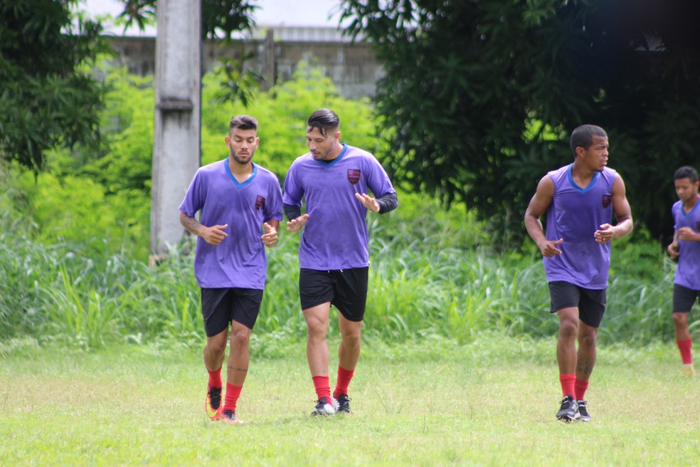 Bruno França (ao centro) treina ao lado de Levi e Fred (Foto: Stephanie Pacheco/GloboEsporte.com)
